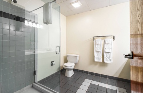 Put-in-Bay Hotel | Walk to Downtown PIB! Room sleeps 4!
