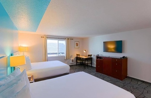 Seaside Hotel | Walk to Fun Attractions! Seaside Carousel Mall, Seaside Promenade, Aquarium