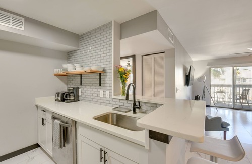 Indian Bayou Condo | Walk to Golf Course & Beach: Modern Destin Condo