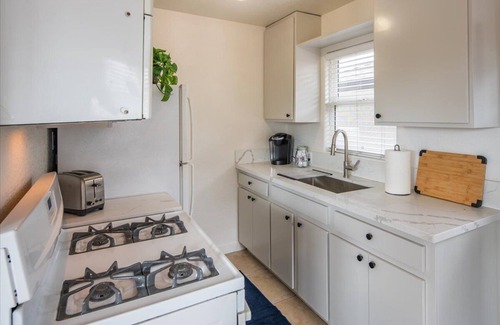 Old Town Cottage | Walk to Historic Old Town San Diego, cute 1 bedroom 1 bath, single story home.