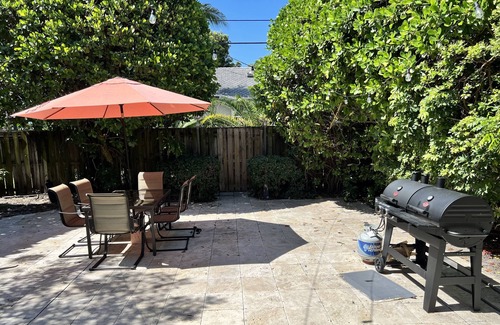 Colee Hammock House | Walk to Las Olas! Great home with huge backyard