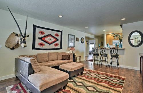 Ennis House | Walk to Main St! Ennis Townhome with Balcony