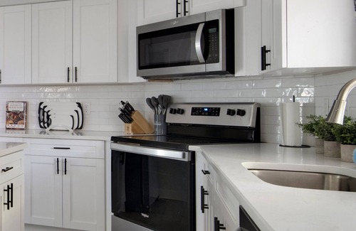 Ybor City Villa | Walk to Nightlife from Modern 3Bed House!!
