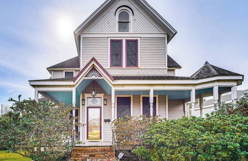 Jeanerette House | Walk to Parks & Cafes: Historic Home w/Fireplace