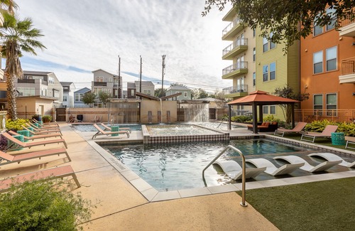 Southtown Apartment | Walk to Riverwalk☆ Luxury Apt. ☆ Rooftop Terrace