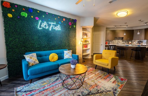 Southtown Apartment | Walk to Riverwalk☆ Luxury Apt. ☆ Rooftop Terrace