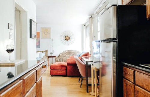 The Flats Apartment | Walk to Rodeo Drive and the Stylish Shops and Restaurants - Comfy One-Bedroom
