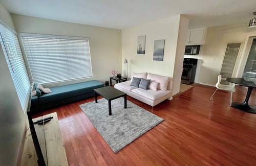 Ocean Park Apartment | Walk to Santa Monica & Venice Beach! 1BR Apartment, Blocks to the Sand.