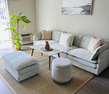 Ocean Park Apartment | Walk to Santa Monica Beach & Pier I Free Parking!