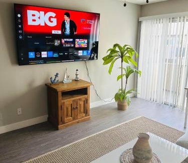Ocean Park Apartment | Walk to Santa Monica Beach & Pier I Free Parking!