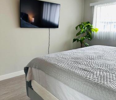 Ocean Park Apartment | Walk to Santa Monica Beach & Pier I Free Parking!