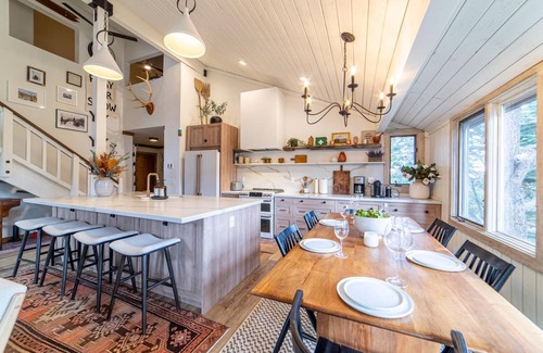 Mammoth Lakes Cabin | Walk to Ski, Modern, Rustic Mammoth Condo w/Mountain Views & Spa - #490