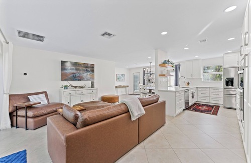 Florida North Atlantic Coast House | WALK TO THE BEACH! Charming 3-bedroom house in North Palm Beach with AC, WiFi