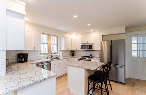 York Harbor Cottage | Walk to the beach - Beautiful home in York Harbor!