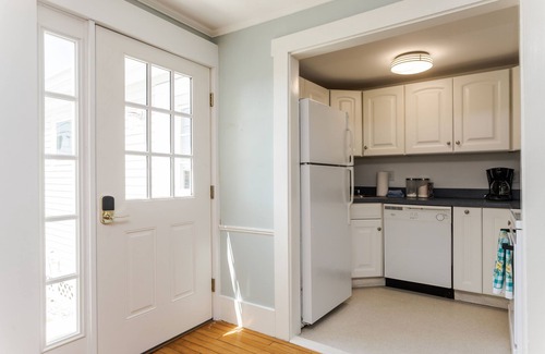 York Harbor Cottage | Walk to the beach - Beautiful home in York Harbor!