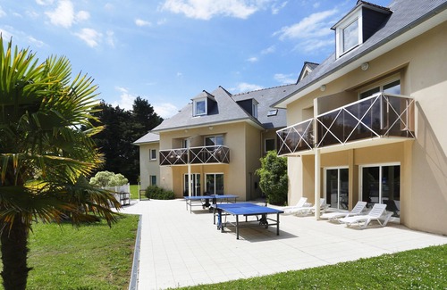 Saint-Briac-sur-Mer Condo | Walk to the Beach! Bright Saint-Briac Retreat