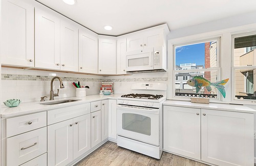 South Beach Haven House | Walk to the Beach in 2 Minutes, 2 Kitchens & Living Areas, 5 Bedrooms!