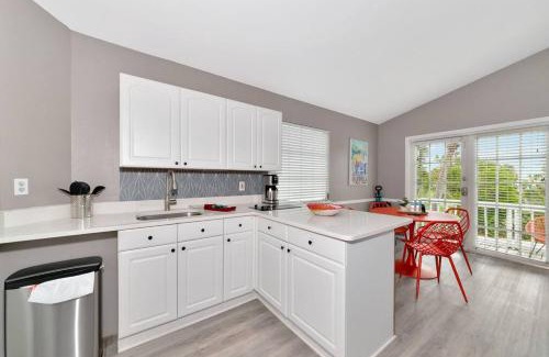 Siesta Key Village Apartment | Walk to the beach - Island Villa