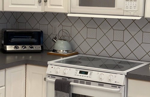 West Hyannisport House | WALK TO THE BEACH LUXURY VACATION CENTRAL AIR, KG BEDS, IDEAL FOR LONG STAYS.