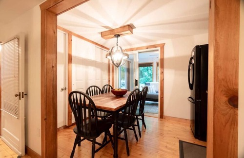 Flesherton Cottage | Walk to the Beach * Outdoor Sauna * Hot Tub