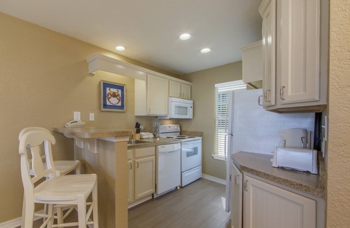 Galveston Apartment | Walk to the Beach. Pool & Hot Tub. Mini Golf