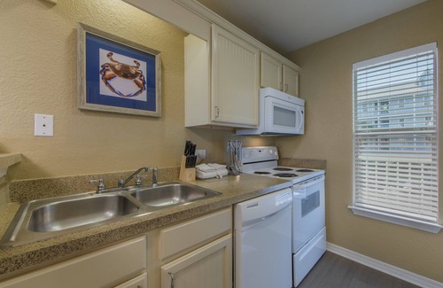Galveston Apartment | Walk to the Beach. Pool & Hot Tub. Mini Golf