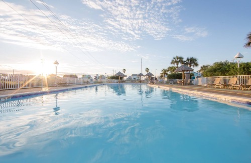 Galveston Apartment | Walk to the Beach. Pool & Hot Tub. Mini Golf
