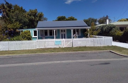 Mapua Cottage | Walk to the wharf and village