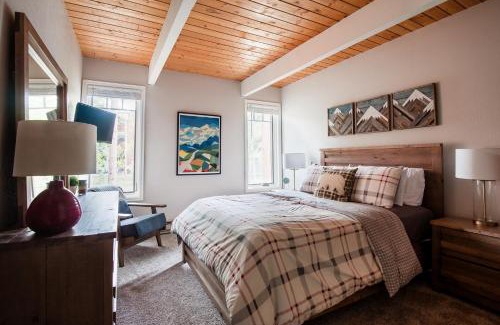 Warrior's Mark House | WALK to Town, Hikes, & Ski Lift! Pool & Hot Tubs!