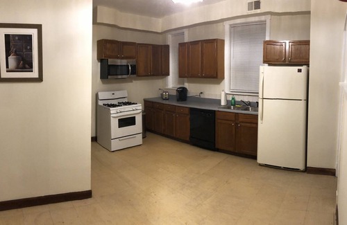 Wrigleyville Apartment | Walk to Wrigley Field/Monthly Discounts Available