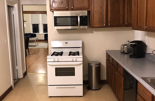 Wrigleyville Apartment | Walk to Wrigley Field/Monthly Discounts Available