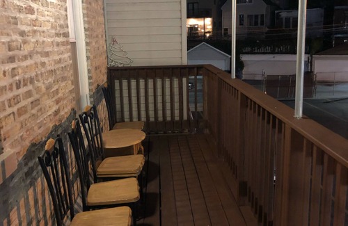 Wrigleyville Apartment | Walk to Wrigley Field/Monthly Discounts Available