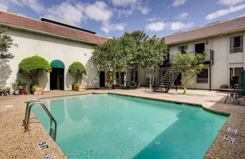 Knox - Henderson Condo | Walkable Dallas Vacation Rental w/Community Pool!