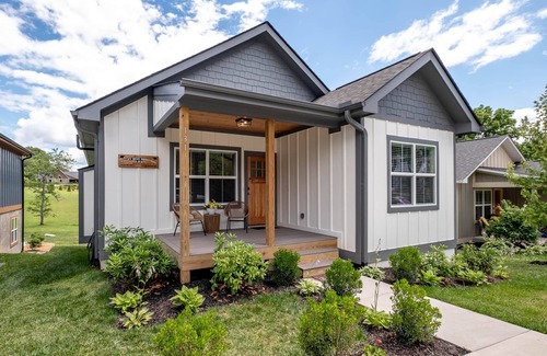 Brevard House | Walkable Downtown 5BR - Hot Tub + Resort Access