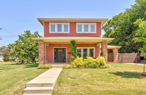 Lincoln Terrace House | Walkable Luxury Style Home ★ Gated & Covered Patio