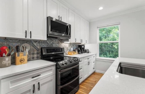 Holly House | Walkable MCM 2Bedroom House - Perfect Location!