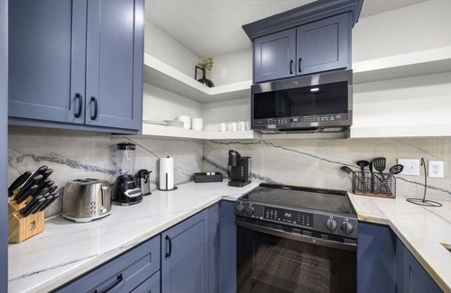 Montrose Villa | Walkable Montrose 2BR | Houston Mural | Sleeps 9