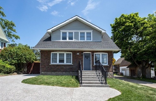 Niagara Falls House | Walking distance to Niagara Falls