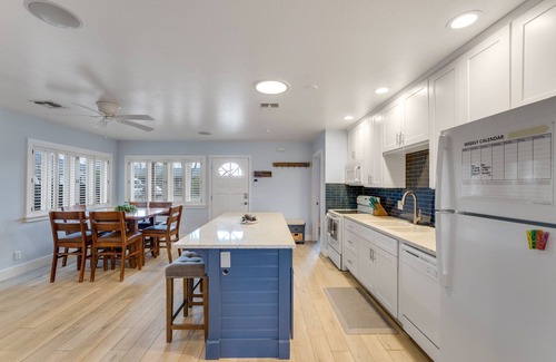 Williams House | Walking distance from downtown - Close to local Lakes - Large backyard - Hot Tub