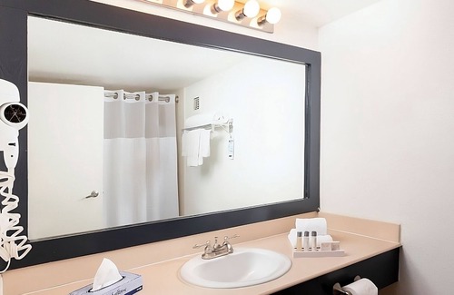 Las Vegas Hotel | Walking Distance to Las Vegas Strip! Amenities include Onsite Restaurants & Bar!
