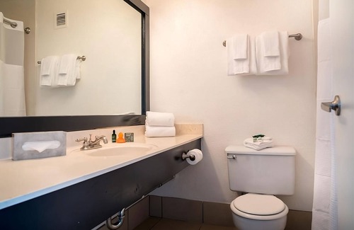 Las Vegas Hotel | Walking Distance to Las Vegas Strip! Amenities include Onsite Restaurants & Bar!
