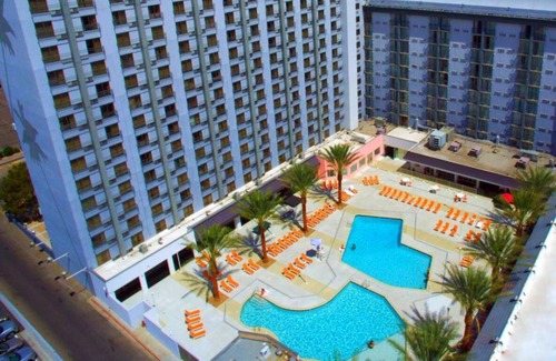 Las Vegas Hotel | Walking Distance to Las Vegas Strip! Amenities include Onsite Restaurants & Bar!