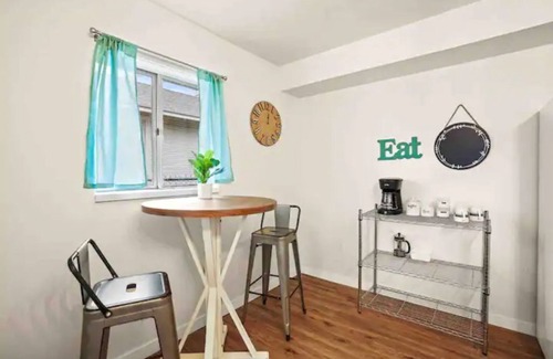 Meridian House | Walking distance to shops, restaurants, bars & more!