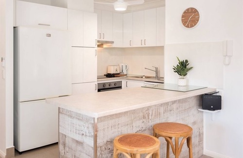 Labrador Apartment | Walking distance to the Broadwater, Spacious 3 x Bedroom walk up Unit (no lift)