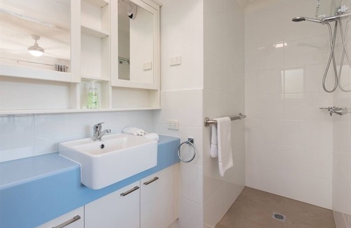 Labrador Apartment | Walking distance to the Broadwater, Spacious 3 x Bedroom walk up Unit (no lift)