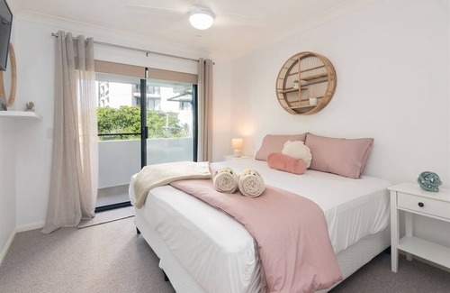 Labrador Apartment | Walking distance to the Broadwater, Spacious 3 x Bedroom walk up Unit (no lift)