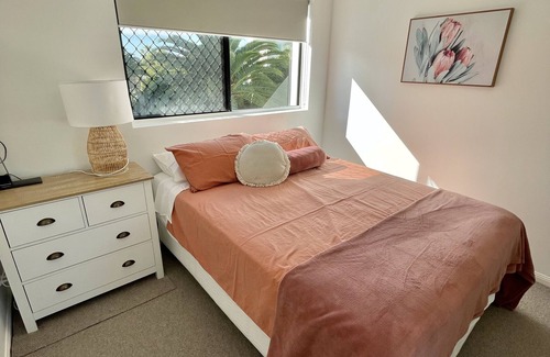 Labrador Apartment | Walking distance to the Broadwater, Spacious 3 x Bedroom walk up Unit (no lift)