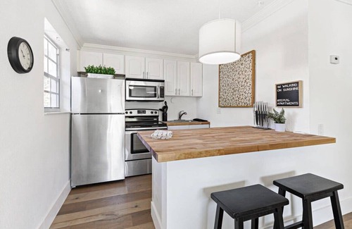 Sailboat Bend Condo | Walking on Sunshine – 2BR, 1BA Near Riverwalk