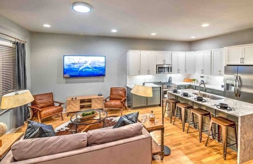 Haynes Area House | Wallen World-Lux Home w/14 Beds! Game Room/Rooftop