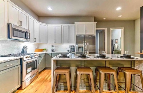 Haynes Area House | Wallen World-Lux Home w/14 Beds! Game Room/Rooftop